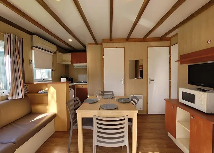 Camping 36m² Avec Terrasse Pour 5 Personnes - - Api-1-52-569 *